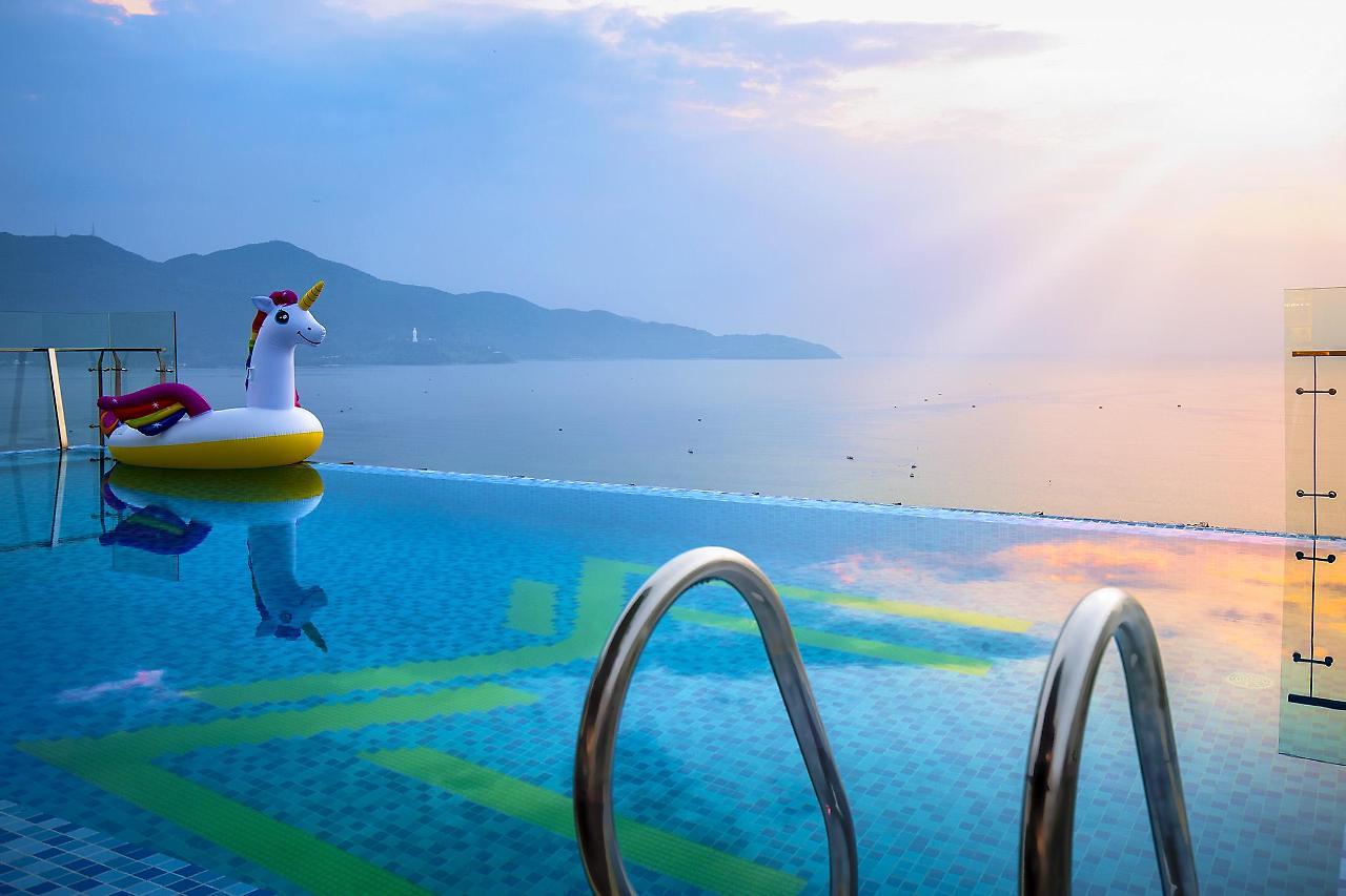 Maximilan Danang Beach Hotel Dış mekan fotoğraf