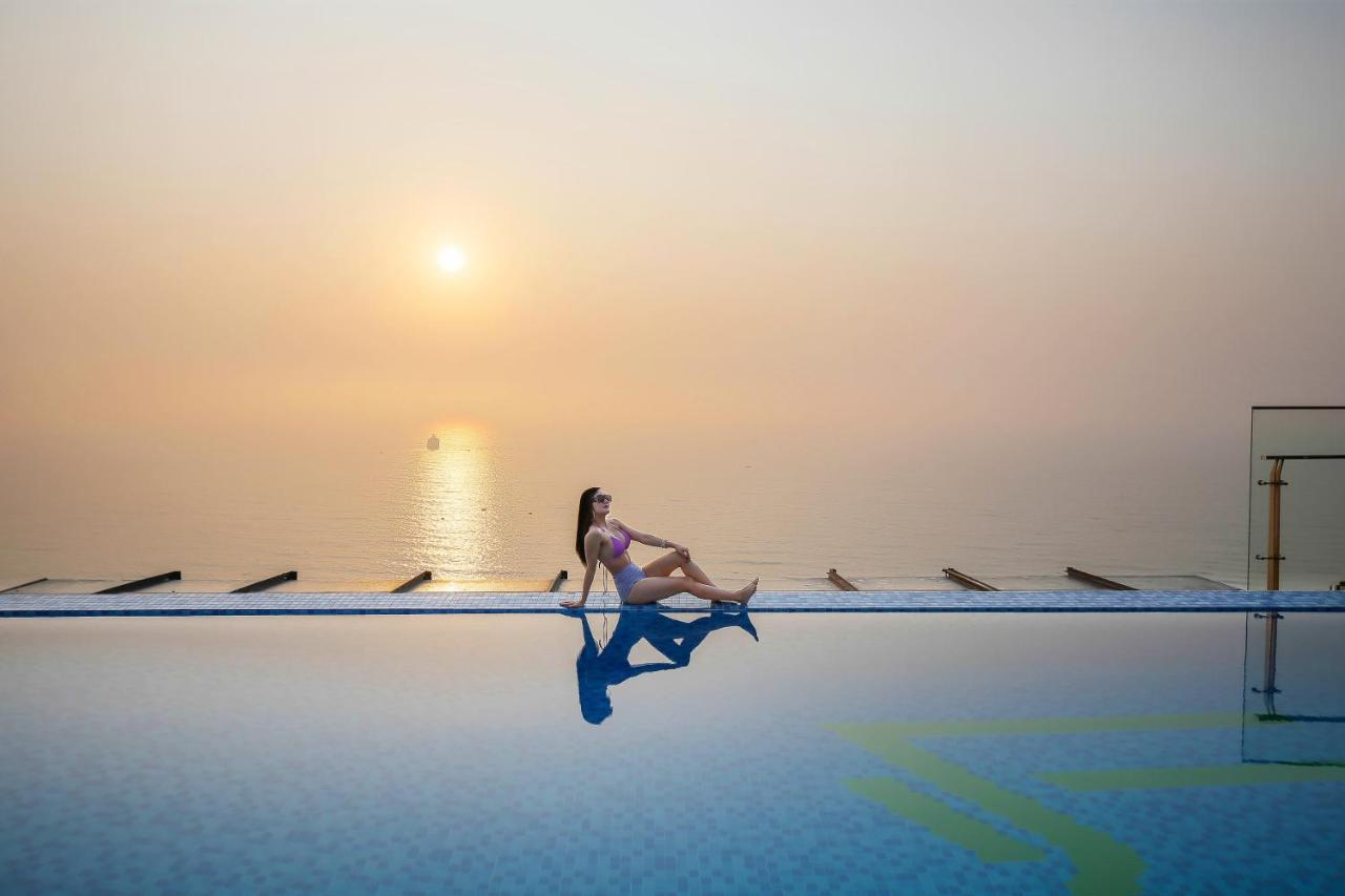 Maximilan Danang Beach Hotel Dış mekan fotoğraf